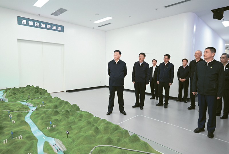 2023年12月14日至15日，中共中央总书记、国家主席、中央军委主席习近平在广西考察。这是14日上午，习近平在南宁市考察中国—东盟信息港股份有限公司，结合平陆运河沙盘听取西部陆海新通道骨干工程建设汇报。 新华社记者 谢环驰/摄